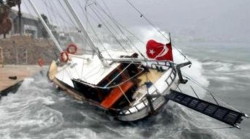 Fırtına Ege kıyılarını yıktı ge&ccedil;ti