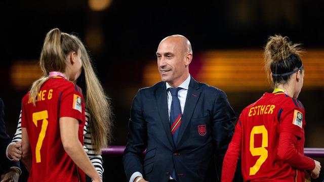 Jenni Hermoso'yu dudaklarından öpen İspanya Futbol Federasyonu Başkanı Luis Rubiales istifa etti!