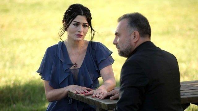 Yaprak Dökümü'nün Ferhunde'si Deniz Çakır evlendi! Sade gelinliğiyle beğeni topladı