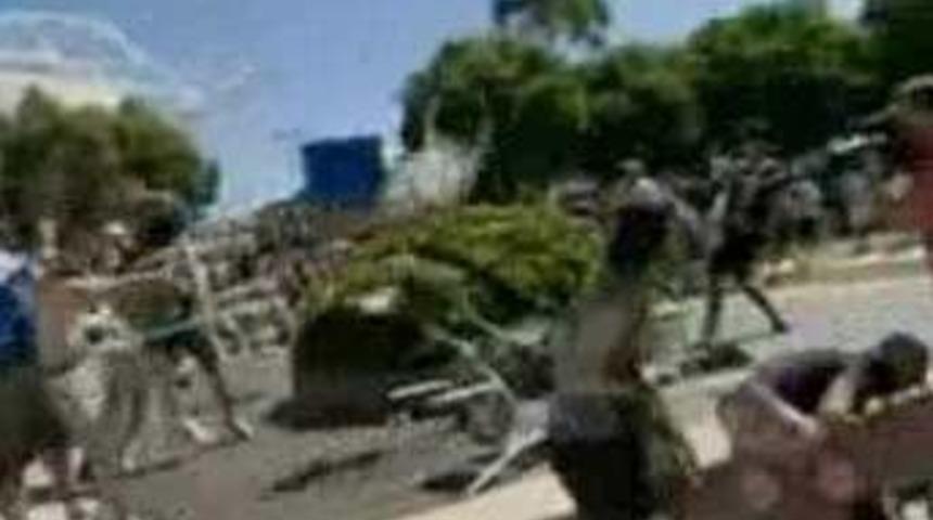 Tenis taraftarları birbirine girdi!