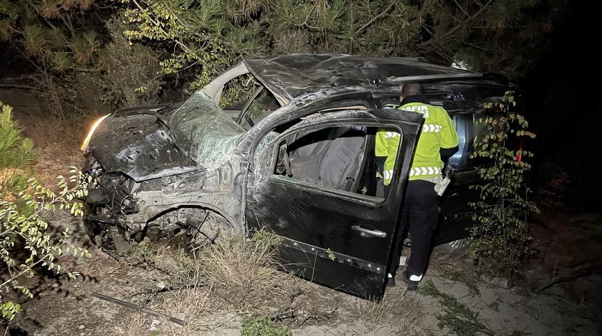 Karabük'te şarampole devrilen hafif ticari araçtaki 2 kişi yaralandı