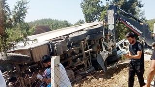 Cenaze namazı sırasında kalabalığın arasına kamyon dalmıştı! 6 kişinin hayatını kaybettiği kazada 2 kişi tutuklandı