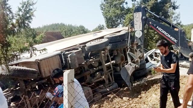 Cenaze namazı sırasında kalabalığın arasına kamyon dalmıştı! 6 kişinin hayatını kaybettiği kazada 2 kişi tutuklandı