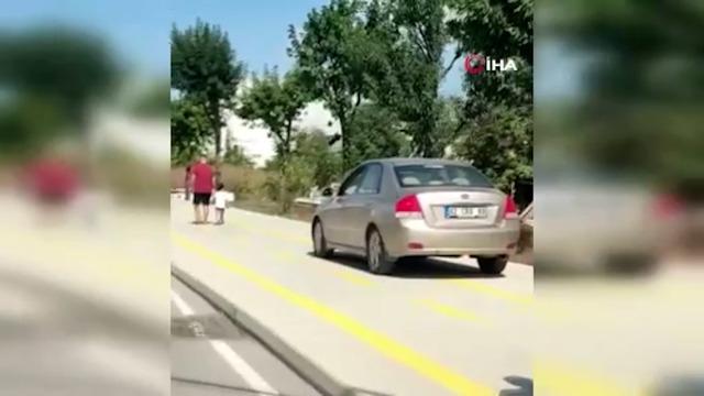 'Bu kadar da olmaz' dedirten anlar! Boş yolda kaldırımdan gitti, yayalara korna çalıp yol istedi