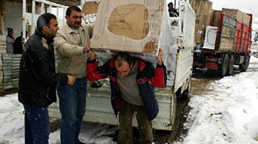 Beyaz eşya yardımı kara rağmen s&uuml;r&uuml;yor