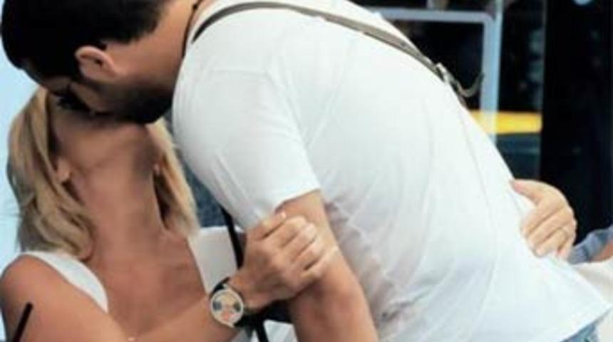 Seda'dan ateşli &ouml;p&uuml;c&uuml;k!