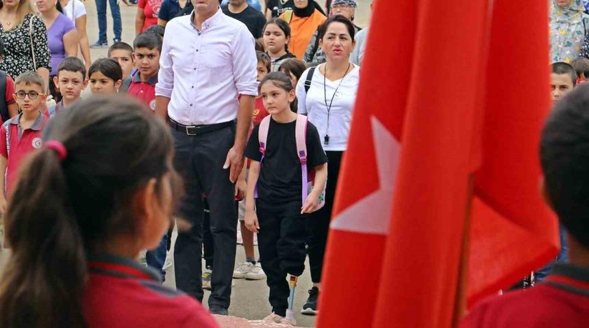 13 g&uuml;nl&uuml;kken sol bacağı kesilen &Ouml;zge, protez bacağıyla okula gelip ders başı yaptı