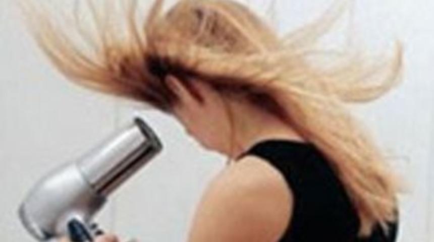 Sa&ccedil;ını kurutan gen&ccedil; kızın &ouml;l&uuml;m&uuml; şoke etti