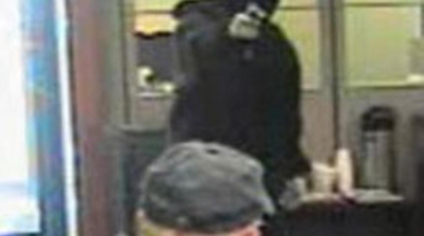 Oyuncak silahla banka soydu!