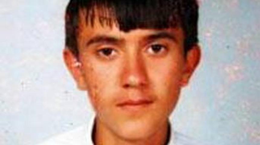 Otomobilin kapısında 10 kilometre s&uuml;r&uuml;kledi