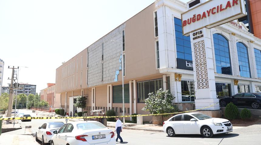 Diyarbakır'da mağazanın dış cephe kaplamasından kopan parçalar 3 araca zarar verdi