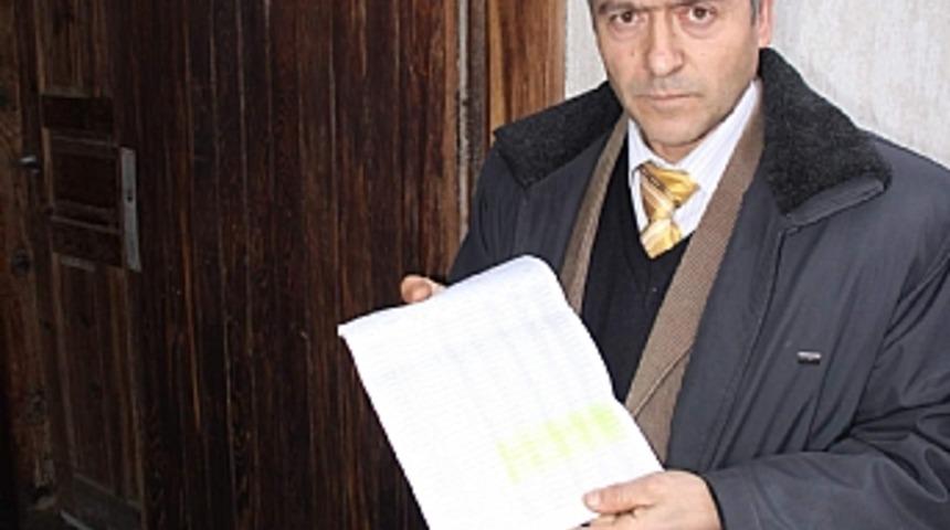 Karab&uuml;k'te bir k&ouml;y&uuml;n k&ouml;m&uuml;rl&uuml;ğ&uuml;ne 4 se&ccedil;men kaydı &ccedil;ıktı