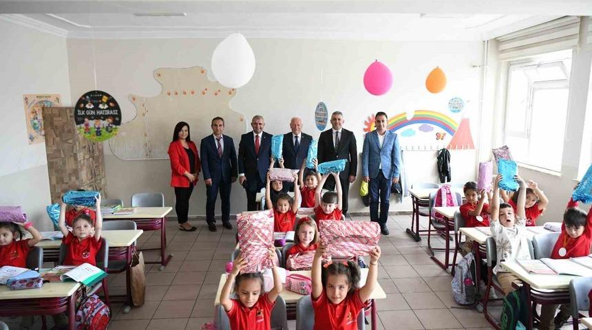 Lapseki’de 3 bin 795 öğrenci ders başı yaptı