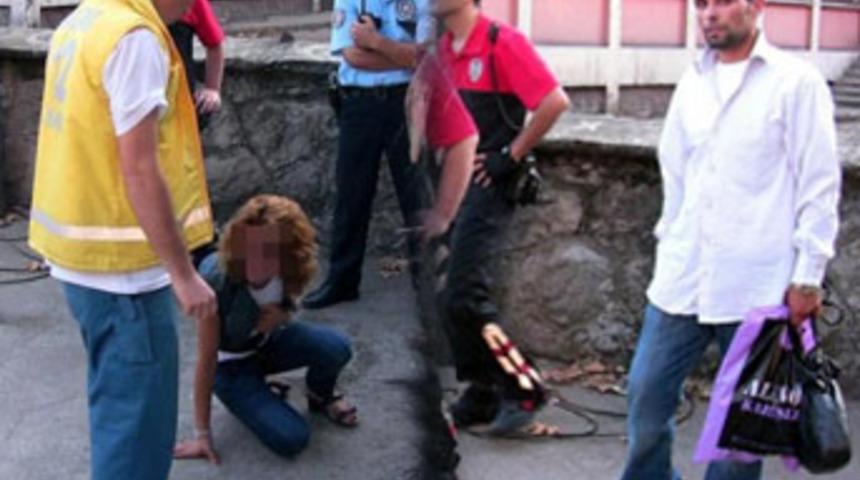 Sokakta yumrukladığı eşini hastanelik etti