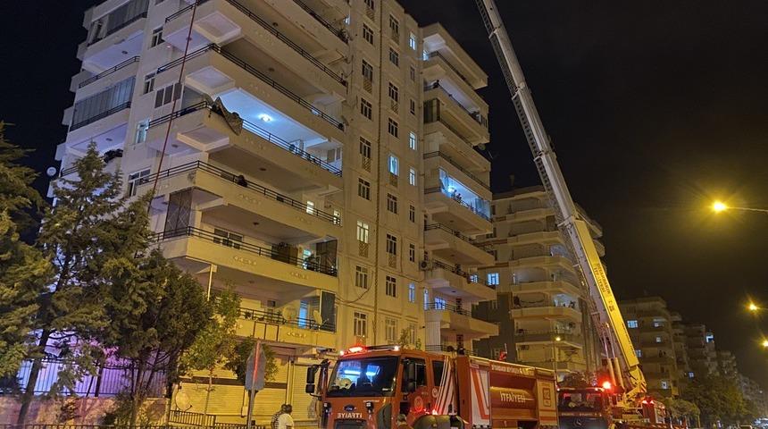 Diyarbakır'da yangına müdahale eden 4 itfaiye eri dumandan etkilendi