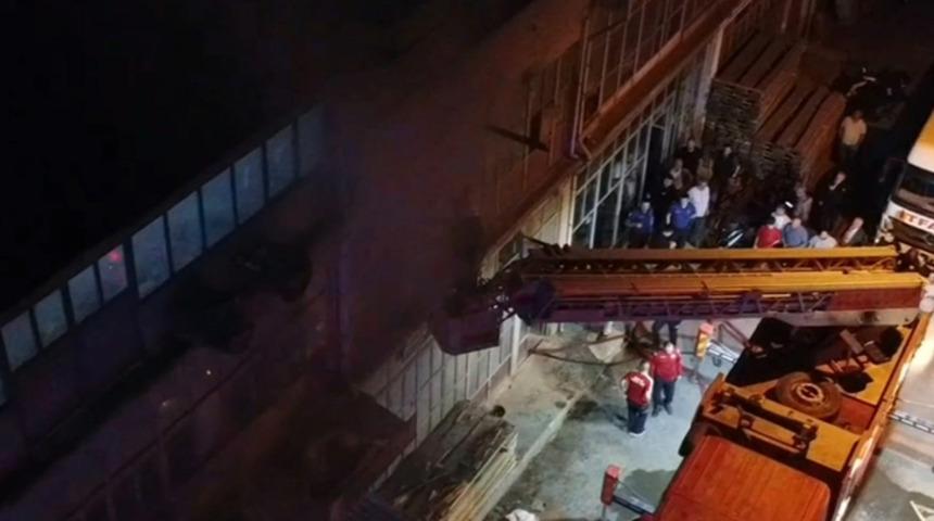 Bursa'da mobilya atölyesi alev alev yandı!
