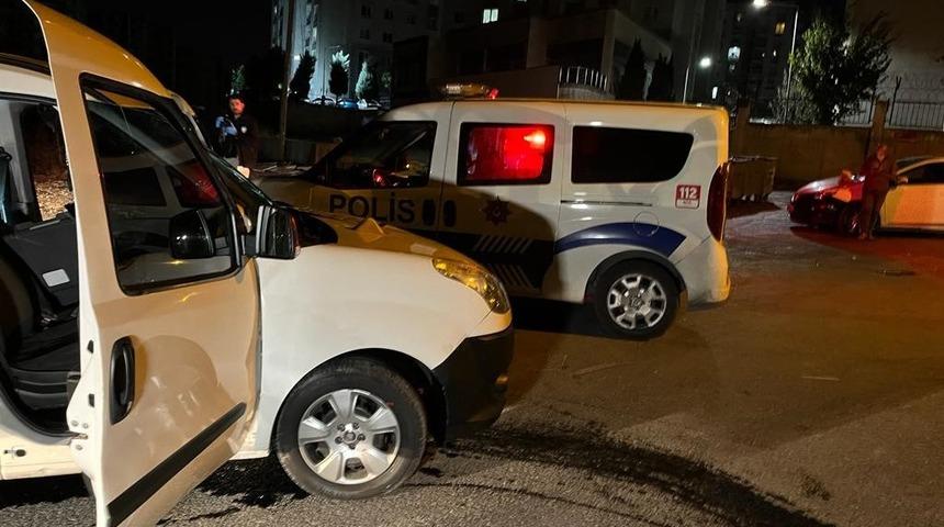 Esenyurt’ta lastik hırsızları polisten kaçarken kaza yaptı