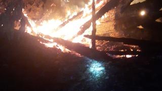 Çorum'da çıkan yangında 2 ev ve 1 samanlık yandı