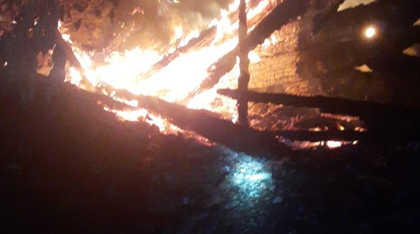 Çorum'da çıkan yangında 2 ev ve 1 samanlık yandı