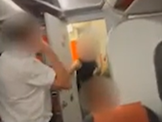 Uçak tuvaletinde cinsel ilişkiye girdiler! Diğer yolcuların tepkisi şaşırttı