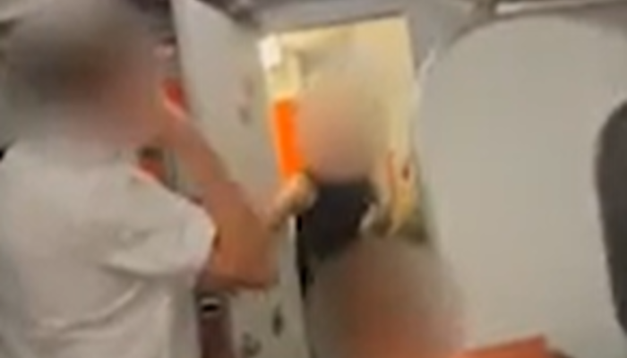 U&ccedil;ak tuvaletinde cinsel ilişkiye girdiler! Diğer yolcuların tepkisi şaşırttı