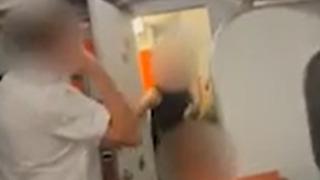 Uçak tuvaletinde cinsel ilişkiye giren yolcular kapının açılmasıyla ifşa edildi! Diğer yolcuların tepkisi herkesi şaşırttı