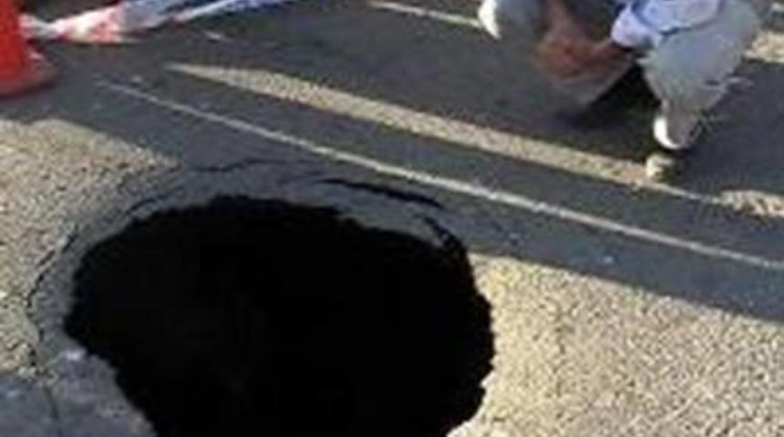 Yolda kara delik gibi &ccedil;ukur