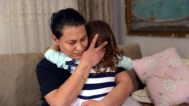 Ev hapsindeyken bıçaklayıp üzerine tiner attı! Korkunç olayda yeni gelişme! Küçük kız pencereden bahçedeki arkadaşlarını izliyordu...