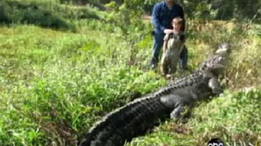 Çocuk timsahı öldürdü