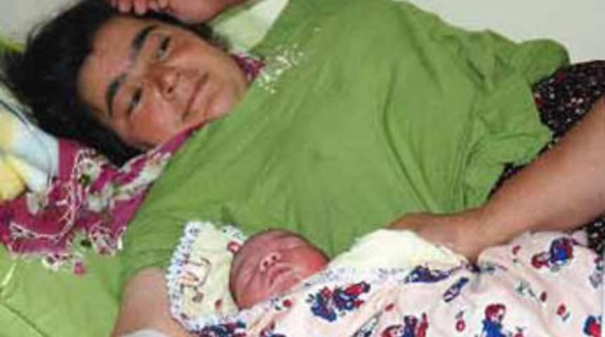 Otomobilde doğum yaptı