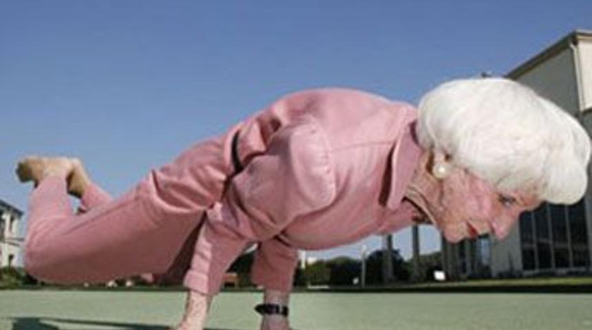 83'l&uuml;k nineden inanılmaz hareketler!