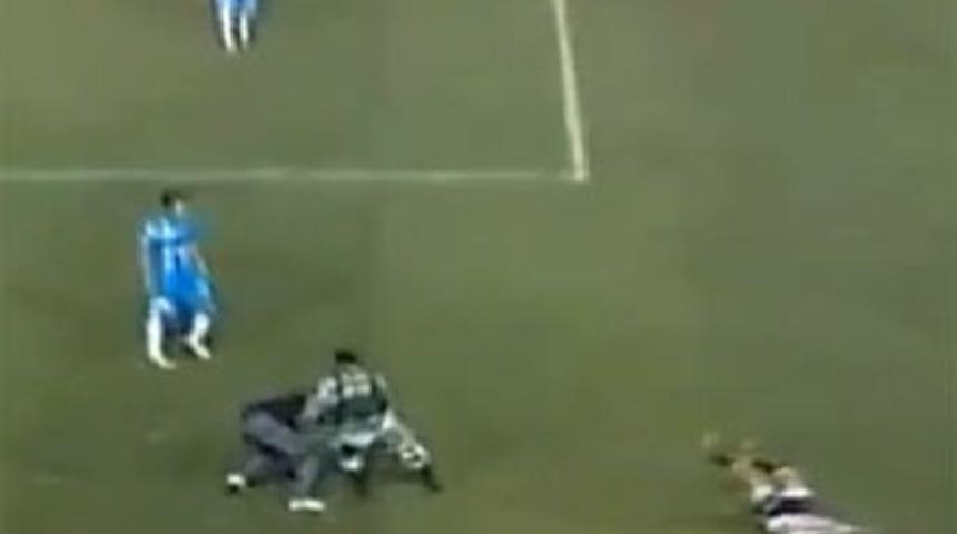 Gol atan futbolcuya bı&ccedil;akla saldırdı!