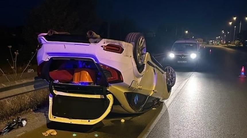 Afyonkarahisar'da bariyere çarpan otomobildeki 5 kişi yaralandı