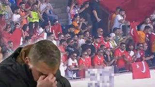 Japonya Türkiye maçında Türk seyircilerden Kuntz için ilginç pankart! Evine dön