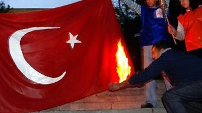 Ermeniler T&uuml;rk bayrağını yaktı