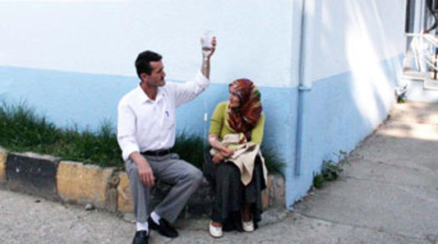 Mesai saati bitince serumla dışarıda kaldı