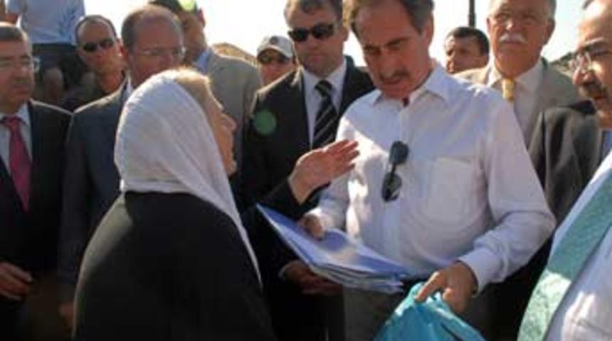 Boşanmak i&ccedil;in bakandan yardım istedi