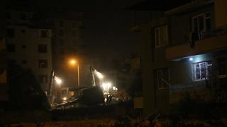 Hatay'da yıkım sırasında çöken binanın çarptığı iş makinesinin operatörü yaralandı