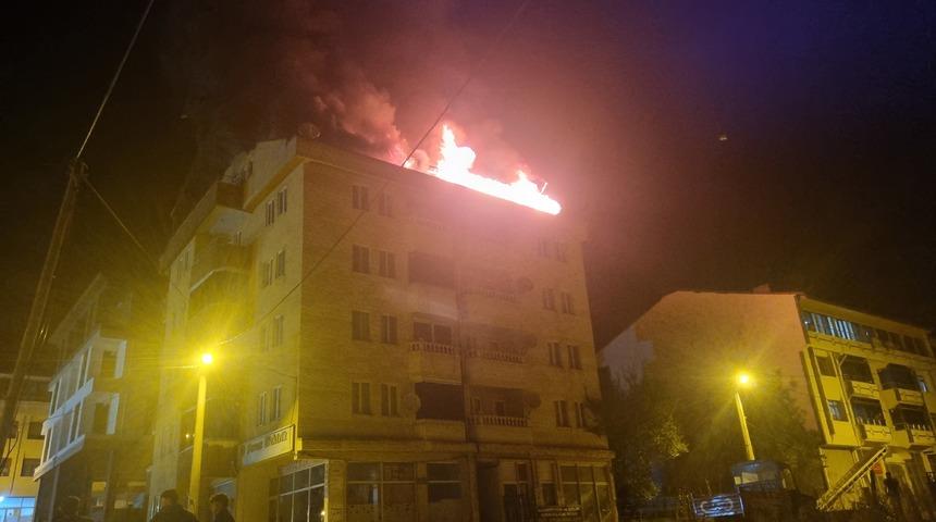 Düzce'de 5 katlı binada çıkan yangın itfaiye tarafından kontrol altına alındı