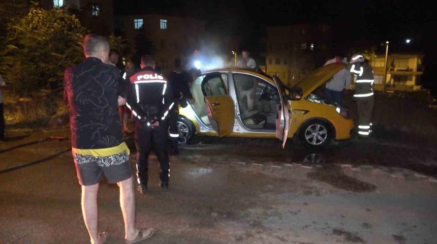 Kırıkkale’de ticari takside çıkan yangını itfaiye söndürdü