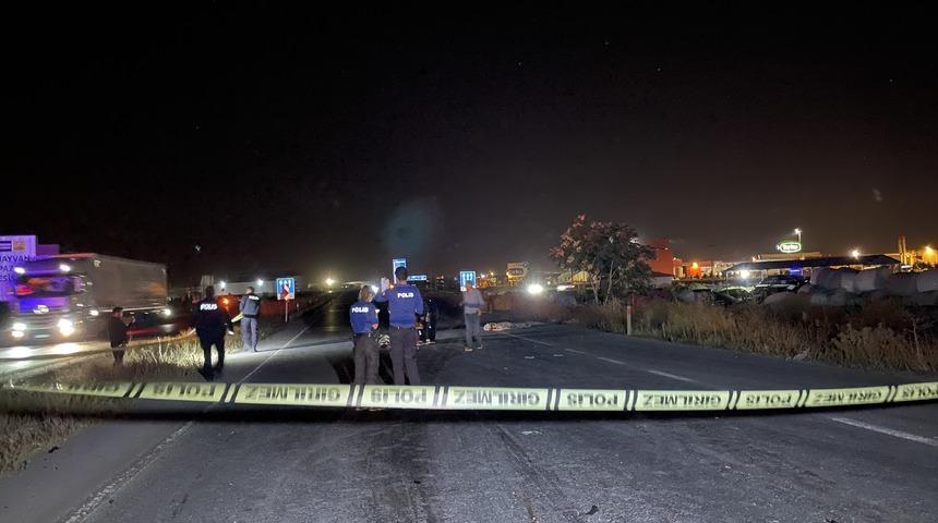 Konya'da iki kamyon ve bir otomobilin karıştığı kazada 2 kişi öldü, 8 kişi yaralandı