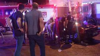 Oksijen yüklü tıra çarpan otomobil hurdaya döndü: 2 yaralı