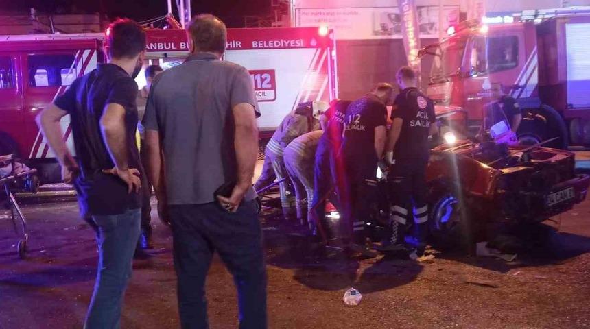 Oksijen yüklü tıra çarpan otomobil hurdaya döndü: 2 yaralı