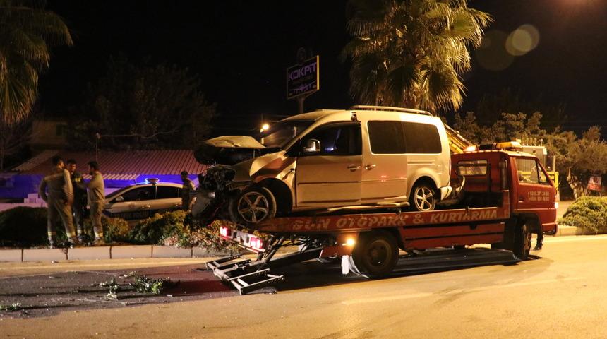 Denizli'de ağaca ve aydınlatma direğine çarpan hafif ticari araçtaki 2 kişi öldü