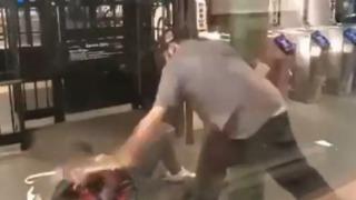 Skandal görüntüler! Yoldan geçen kadının bastonunu alıp darp etmeye başladı... Görüntüler kan dondurdu