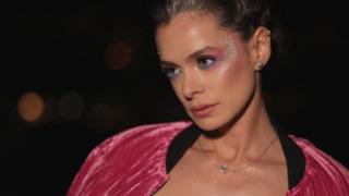 Özge Özpirinçci cesur tarzını konuşturdu! İddialı pozlarıyla beğeni topladı