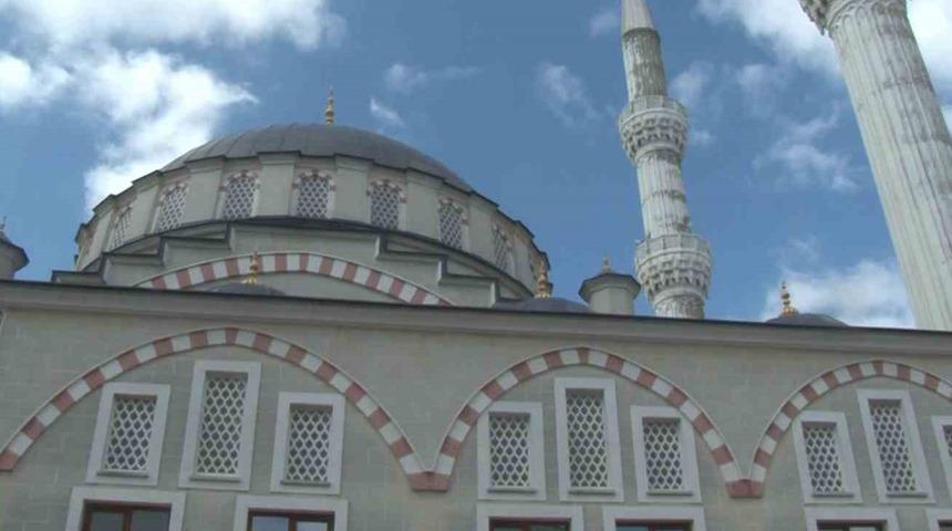 Camide namaz kılarken bir ses duydular! Sese doğru gidince şaşkına döndüler 'Adeta şoke olduk'