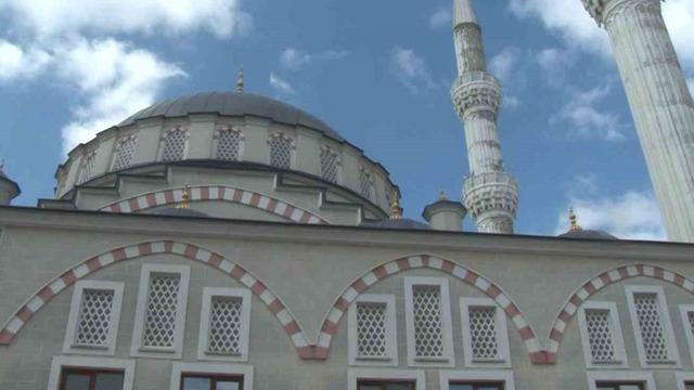Camide namaz kılarken bir ses duydular! Sese doğru gidince şaşkına döndüler 'Adeta şoke olduk'