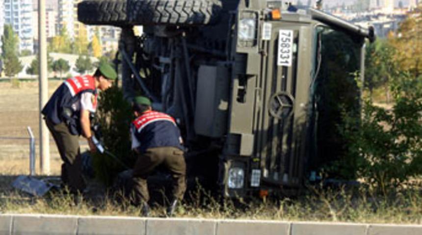 Askeri ara&ccedil; devrildi