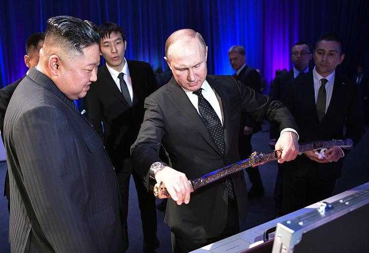 Kim Jong-un'u gören Putin sevincini gizlemedi! 'Silah pazarlığı' iddiaları gölgesinde kritik görüşme: Zamanlamasına dikkat çekti